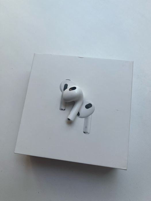 Првый наушник AirPods 3