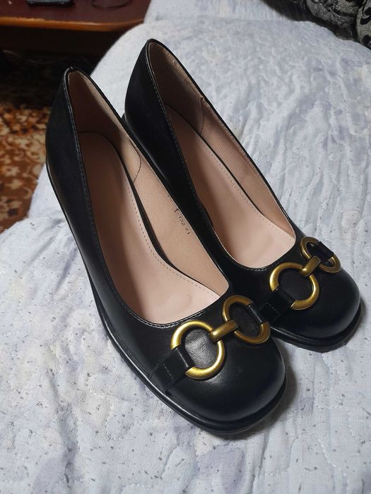 Продам черные туфли.