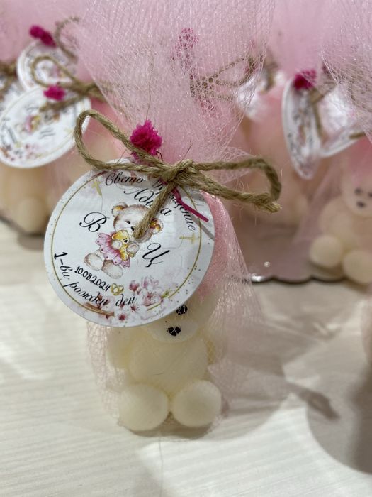 Подаръци за гости от ароматни свещички с етикетче по избор и дизайн