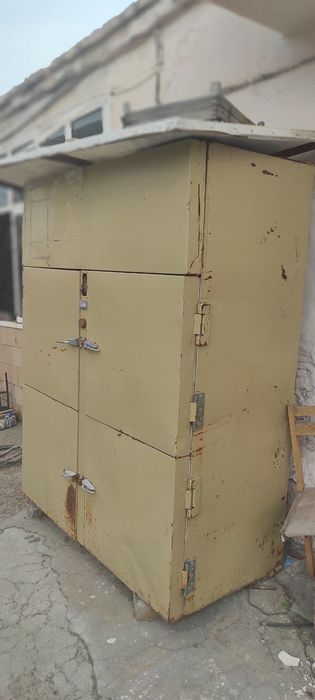 Четырехдверный холодильник