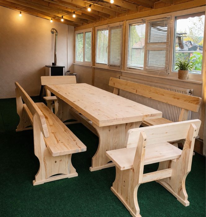 Продавам масивна баварска маса с пейки от бял бор.