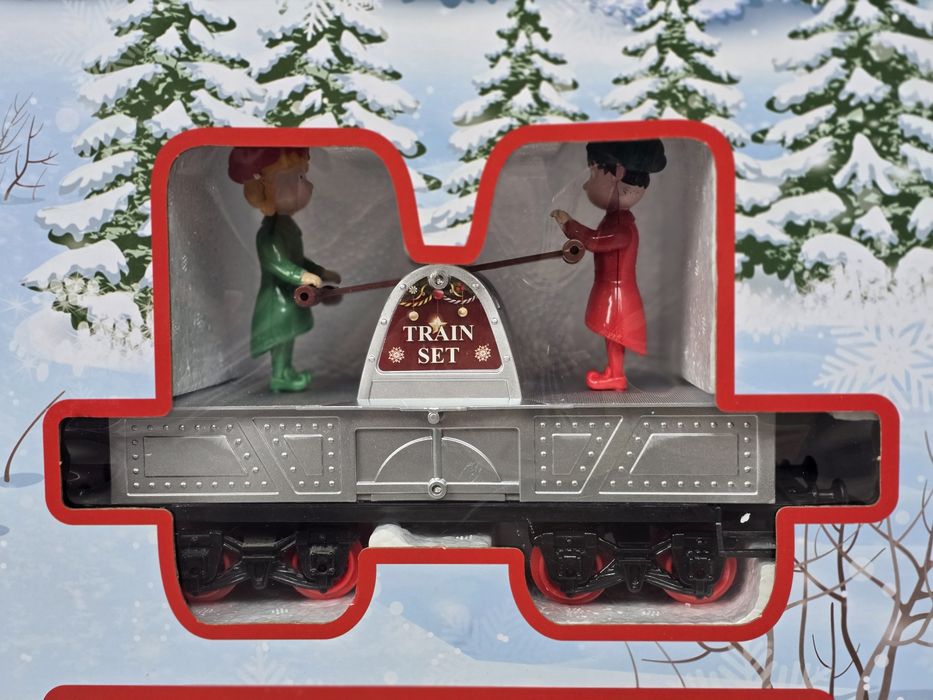 Огромный новогодний поезд со светом и звуком