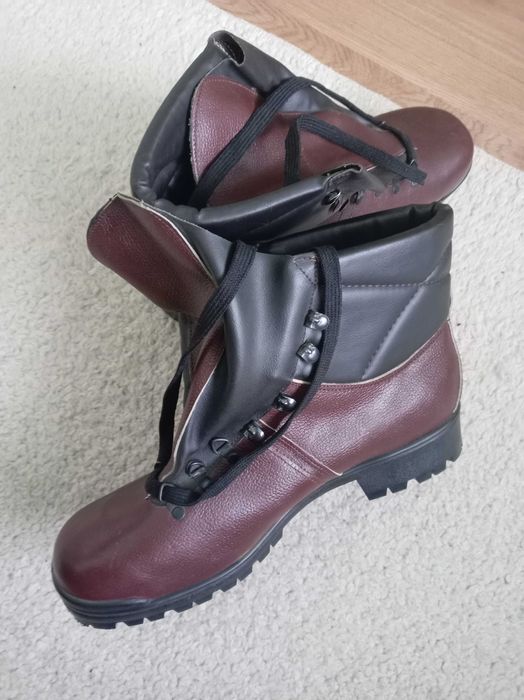 Продавам работно - туристически обувки