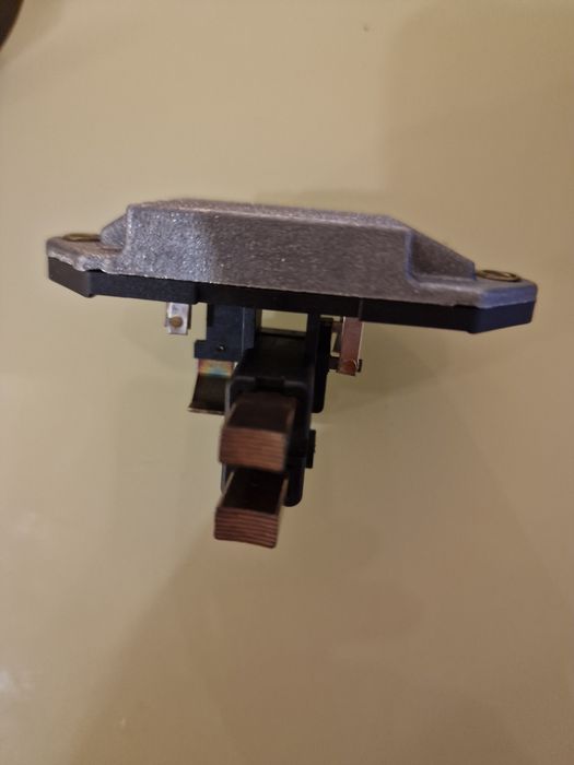 Regulator tensiune 12V