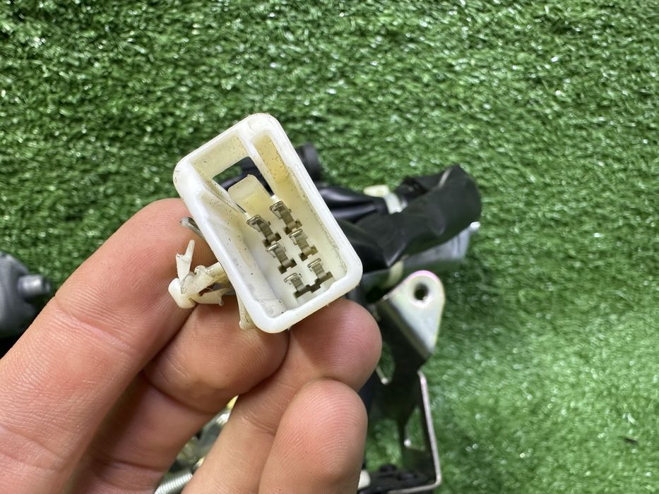 Замок багажника LC200