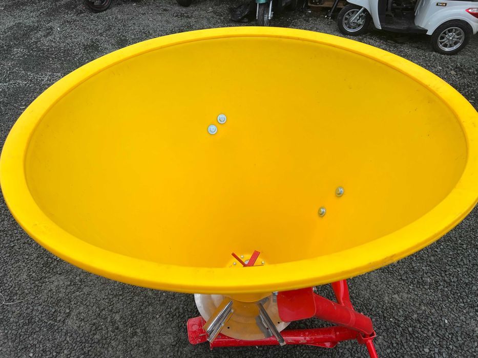 Distribuitor de ingrasaminte polonez 300 L cuva plastic