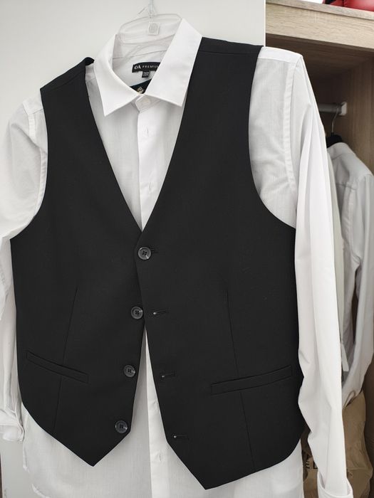 Vând doua costume pt băieți