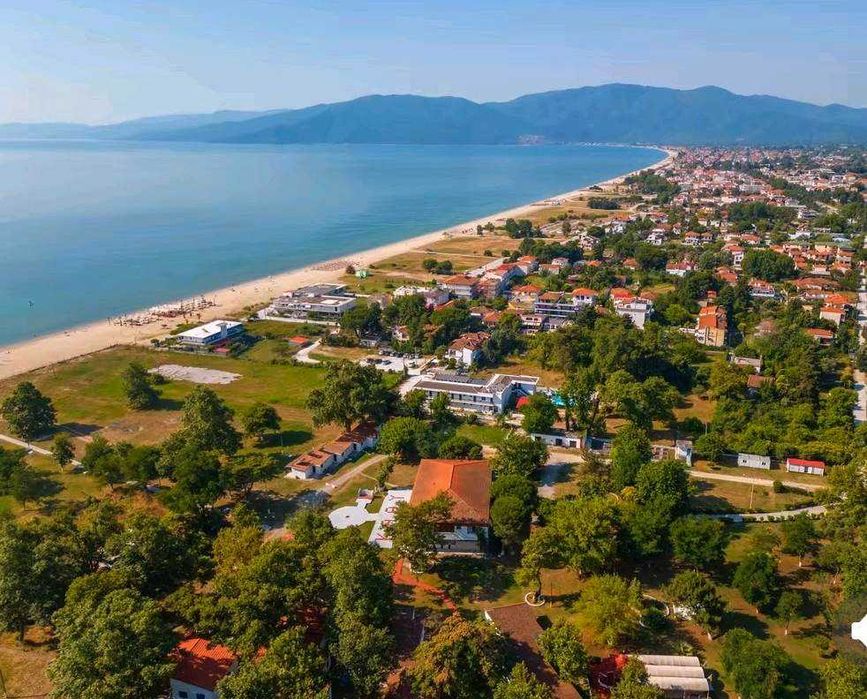 Продават се два апартамента по 50 м2 с общ двор 360 м2 в Аспровалта, Гърция