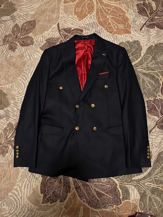 Costum bleumarin din doua piese.Marimi : sacoul (50);pantaloni (54)