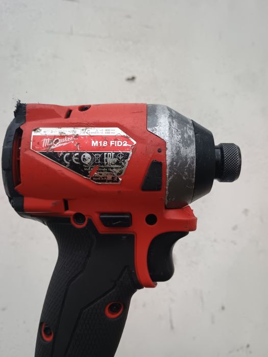 Filetanta cu impact pt biti milwaukee fid2 cu baterie de 5 amperi