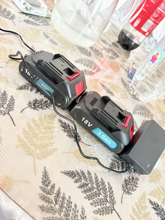 Set 2 baterii 18V 3.0Ah + încărcător 21V 1A – Compatibile Makita – Noi