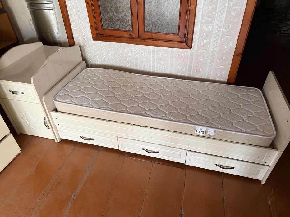 Продам детскую кровать и шкаф