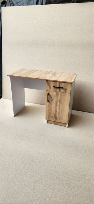 Stol parta pismenniy