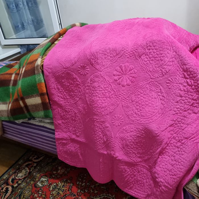 Продаются тонкие одеяла,,диванные подушки и дивандек в 3 мик