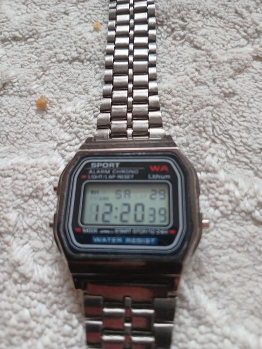 Часы.  Электронный. 1000 тееге