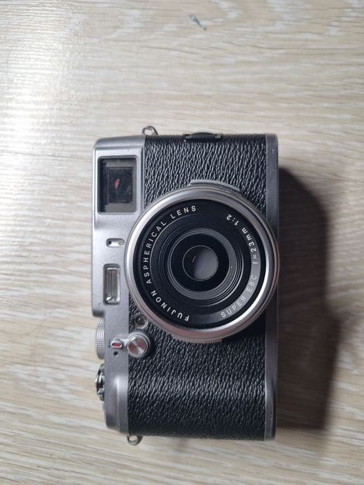 Fujifilm  x100 .