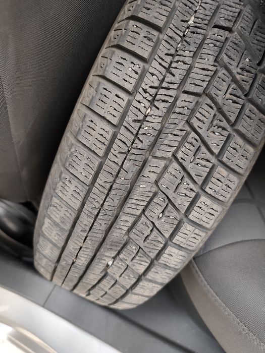 Продам зимние два баллона