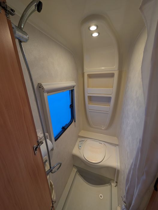 Rulotă 6 locuri Adria 612 UP / Fleetwood  INMATRICULATA RO cu pat matrimonial si cort, TV+Dvd, apa caldă și căldură pe gaz