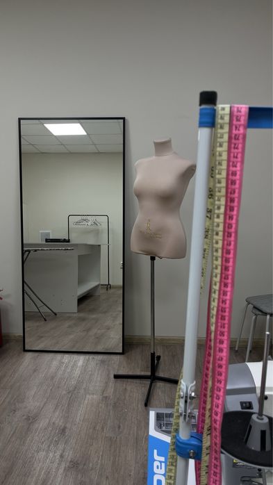 Продается зеркало в черной алюминиевой рамке