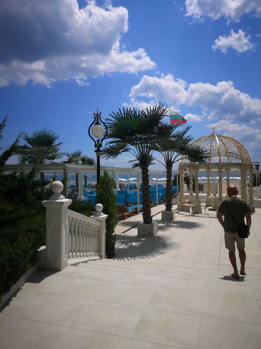 Отдавам апартамент под наем на първа линия в Елените!