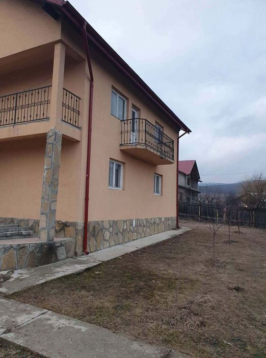 Vând casă și teren