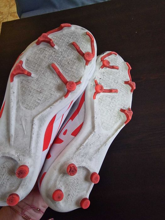 Детски футболни бутонки