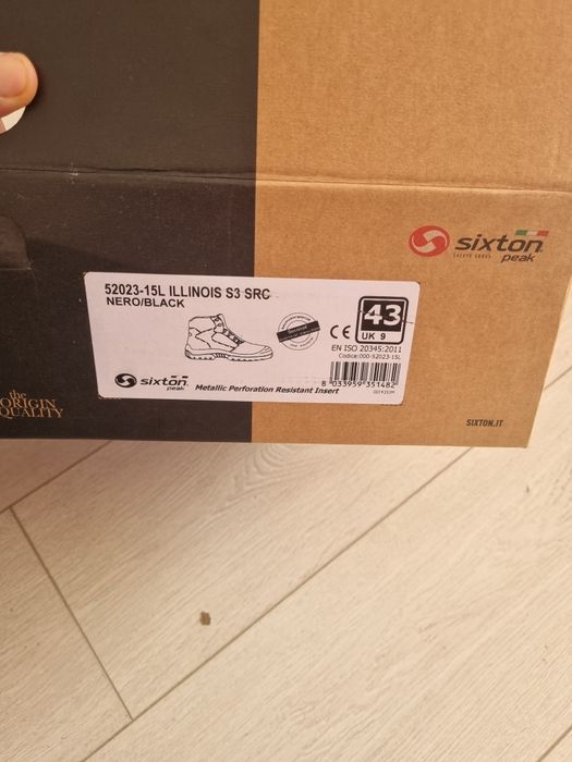 Pantofi si bocanci protectie, noi, in cutie