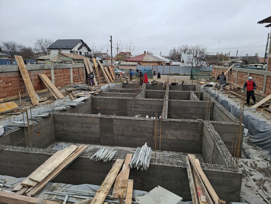 Contruim case la rosu !