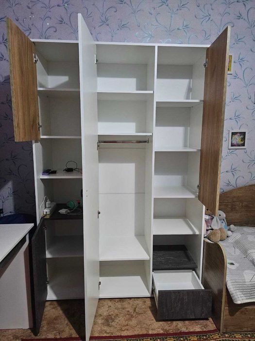 Мебель в детскую комнату (стол школьный и шкаф для вещей + комод)