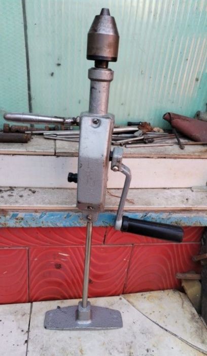 Mașina găurit manuala și coarbă