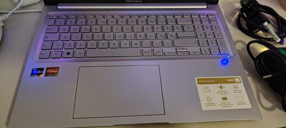 Asus Vivobook 16" OLED 4k Model M1603q  Procesor AMD Ryzen 5 5600H 3,30Mh