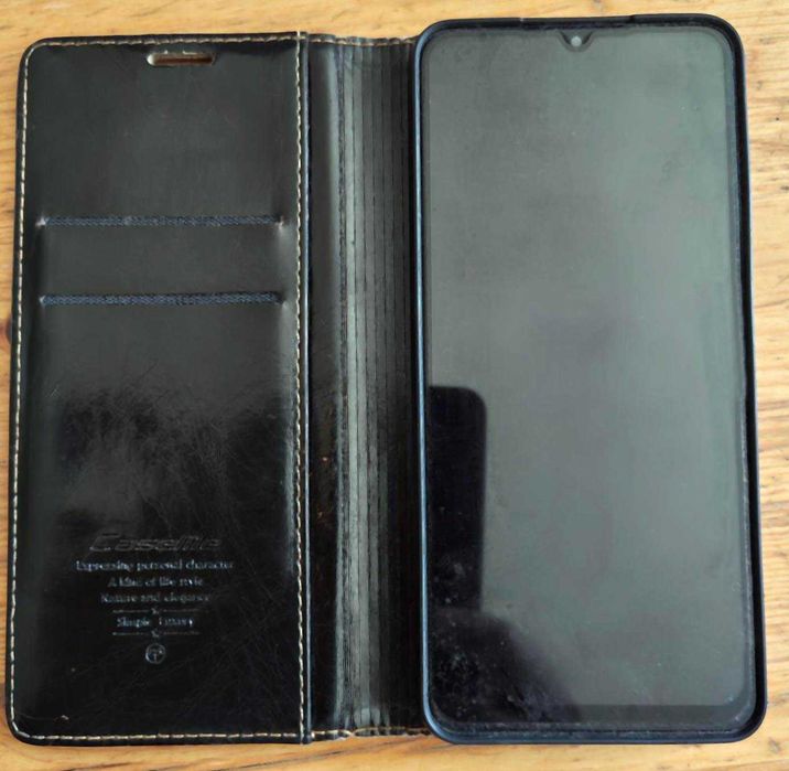 Продавам Samsung Galaxy A12 + протектор и черен кожен калъф