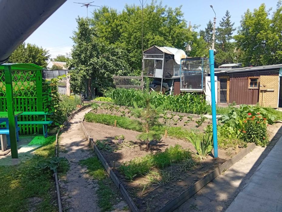 Дом хороший,  участок 10 соток , всё есть!!