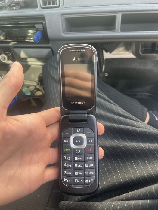 Samsung Gusto 3 Duos korobkasi bor