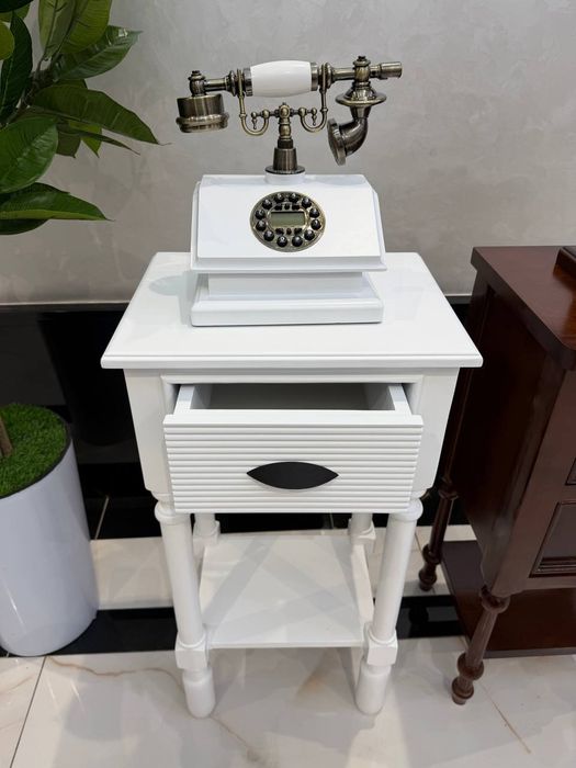 Эксклюзивное телефон  с тупбичке в стиле ретро, стоящий на деревянной