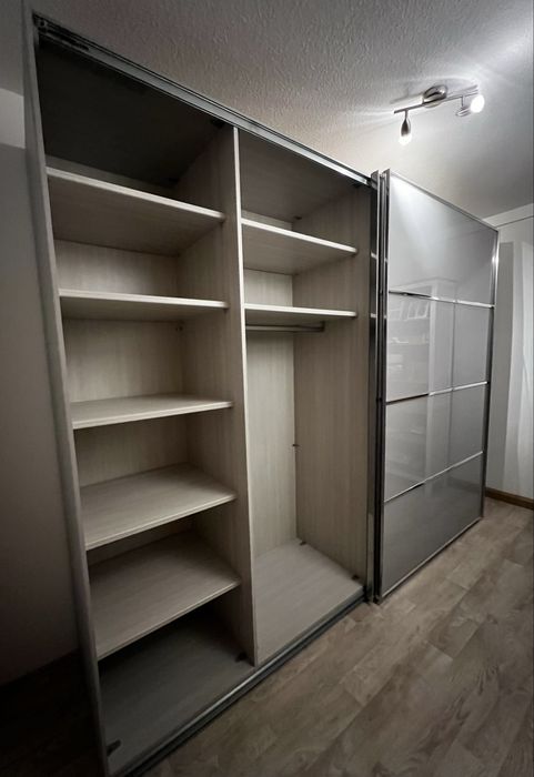 Dressing/Dulap 280/223/68 cm cu 2 usi culosante sticla gri deschis