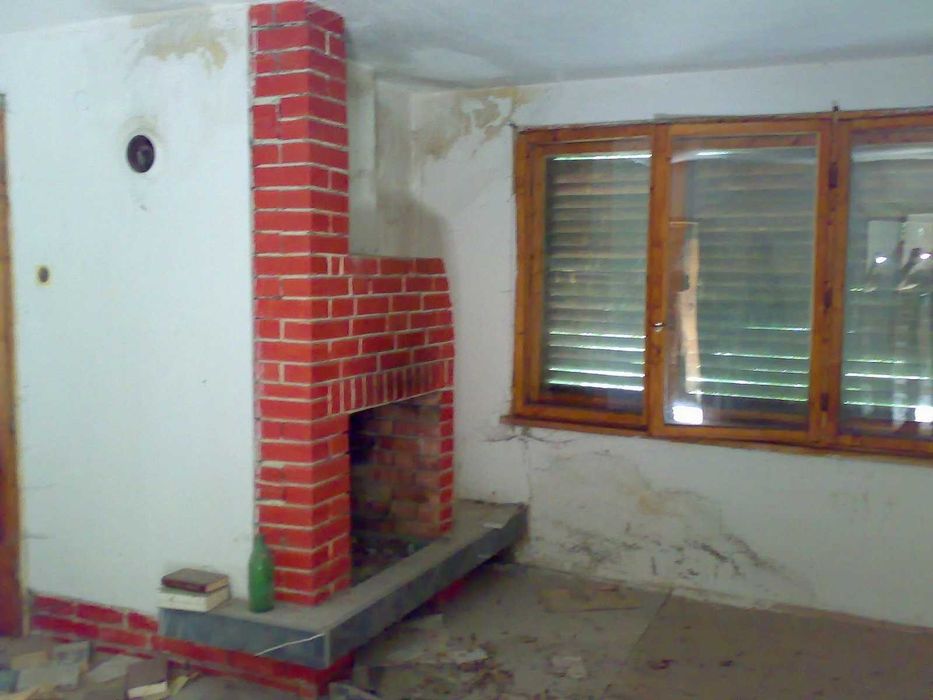 Двуетажна вила с голям двор в Тетевенския Балкан – с. Гложене