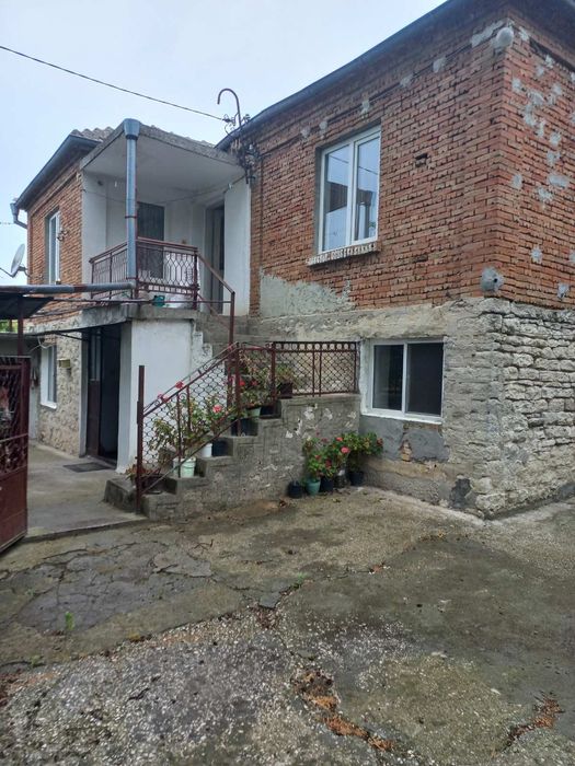 Продава се двуетажна къща ( с. Здравец, община Аврен, област Варна )