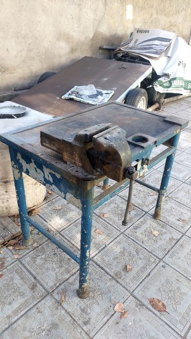 Тиски с столом и наковальней