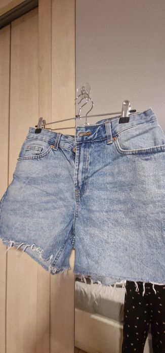 Vând pantaloni scurți din denim Amisu