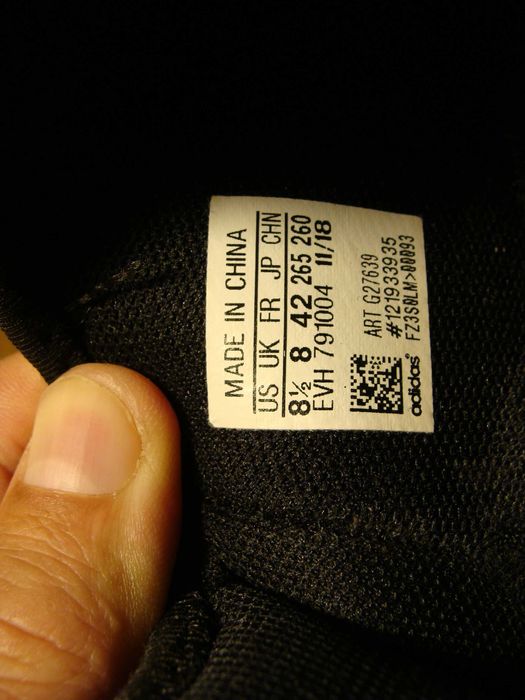 Vand adidasi ultimul model