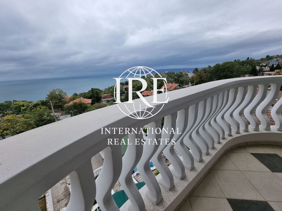 International Real Estates (IRE) представя: Забележителен дом, с басе