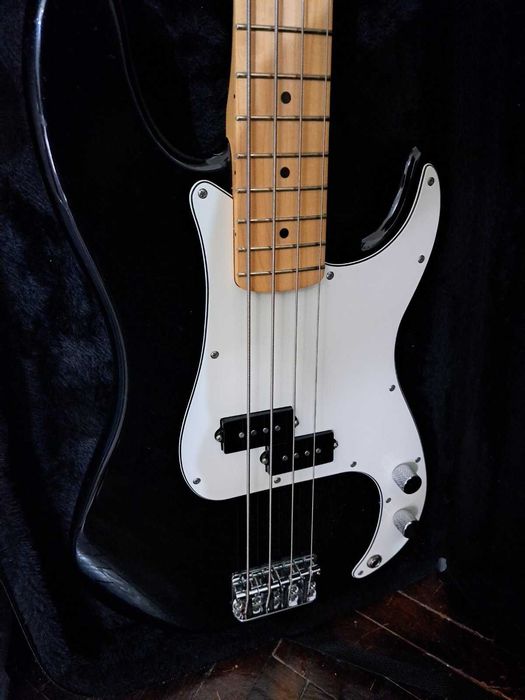 Продавам Бас Fender Precision - Made in Mexico