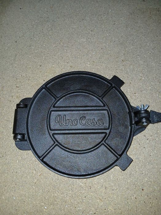 Presa tortilla UnoCasa, 20 cm, din fonta + pachet 100 hartie copt