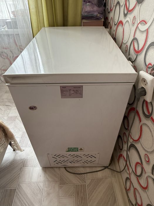 Продам стол и морозильник