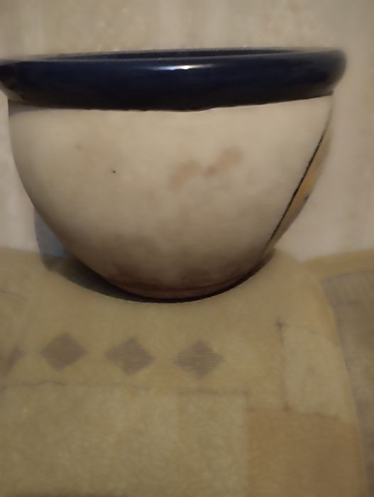 Керамичесуий цветочный горшок.