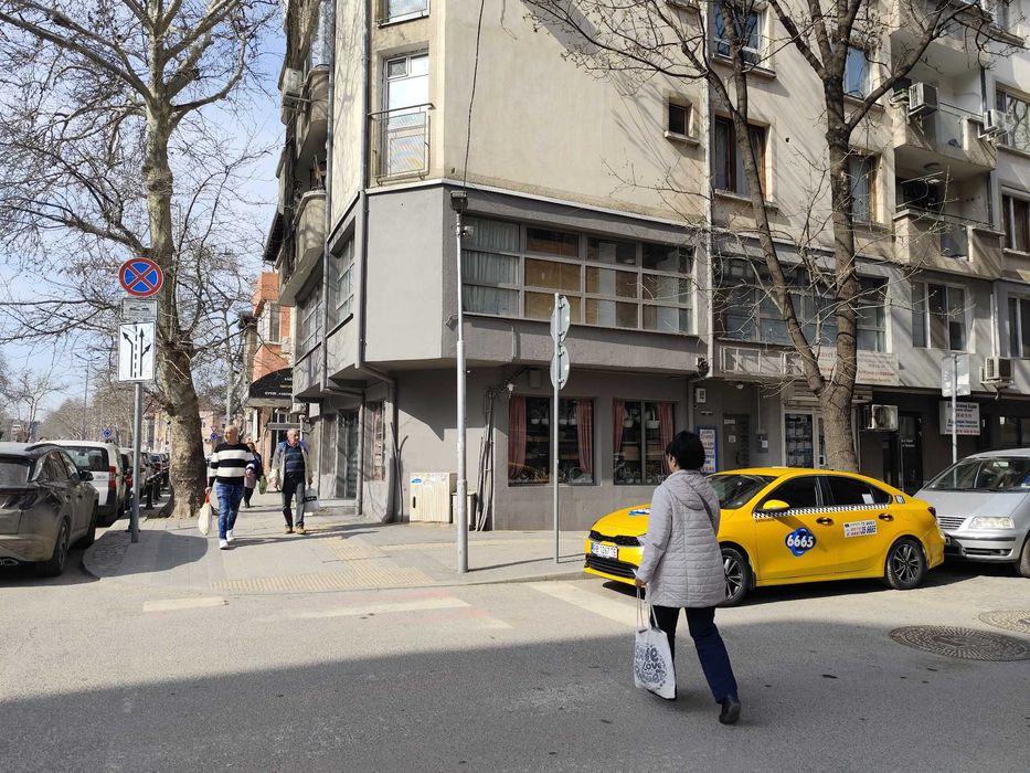 Дава се под наем Магазин в Пловдив, Център - 270 кв.м за 1795.2 € - Снимка #1