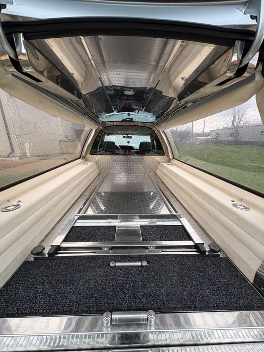 Vând mașina funerară Mercedes - Benz E 290