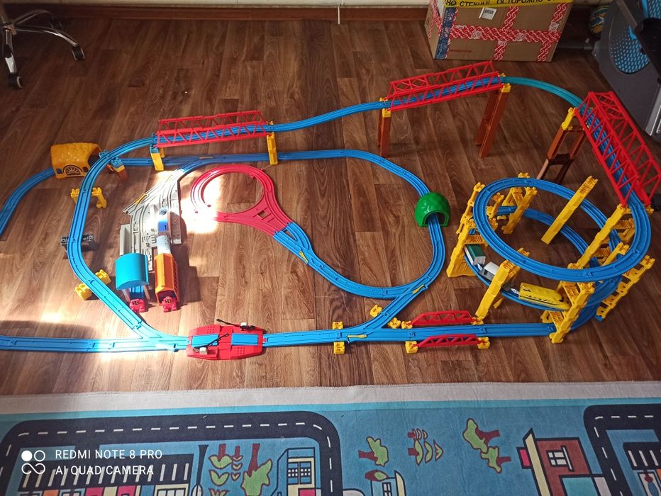 Продам железную дорогу TOMY.