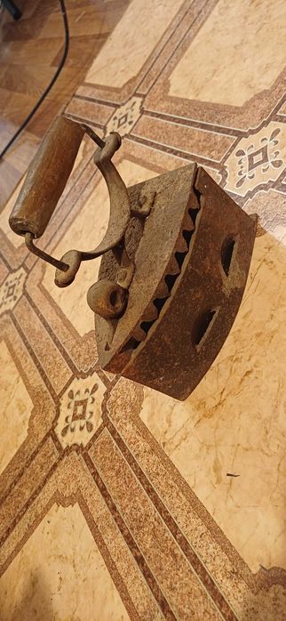 Fier de calcat cu carbuni, vintage, pentru decor